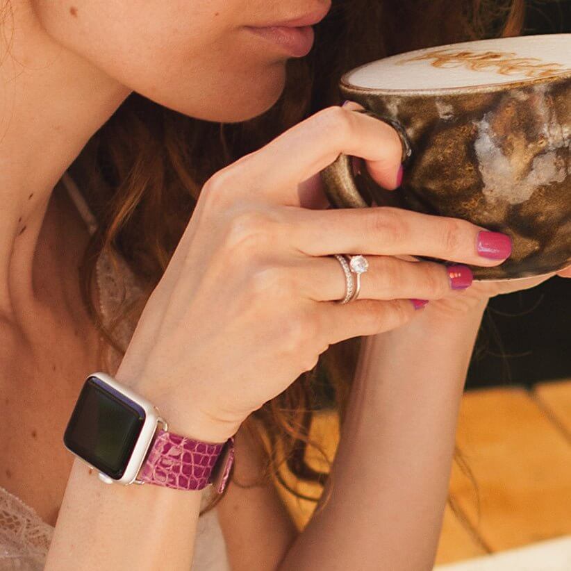 Correa para el Apple Watch 45/46 mm de piel de aligátor brillante en morado, con adaptadores y hebilla de acero | foto de estilo de vida, la correa llevada en la muñeca de una mujer