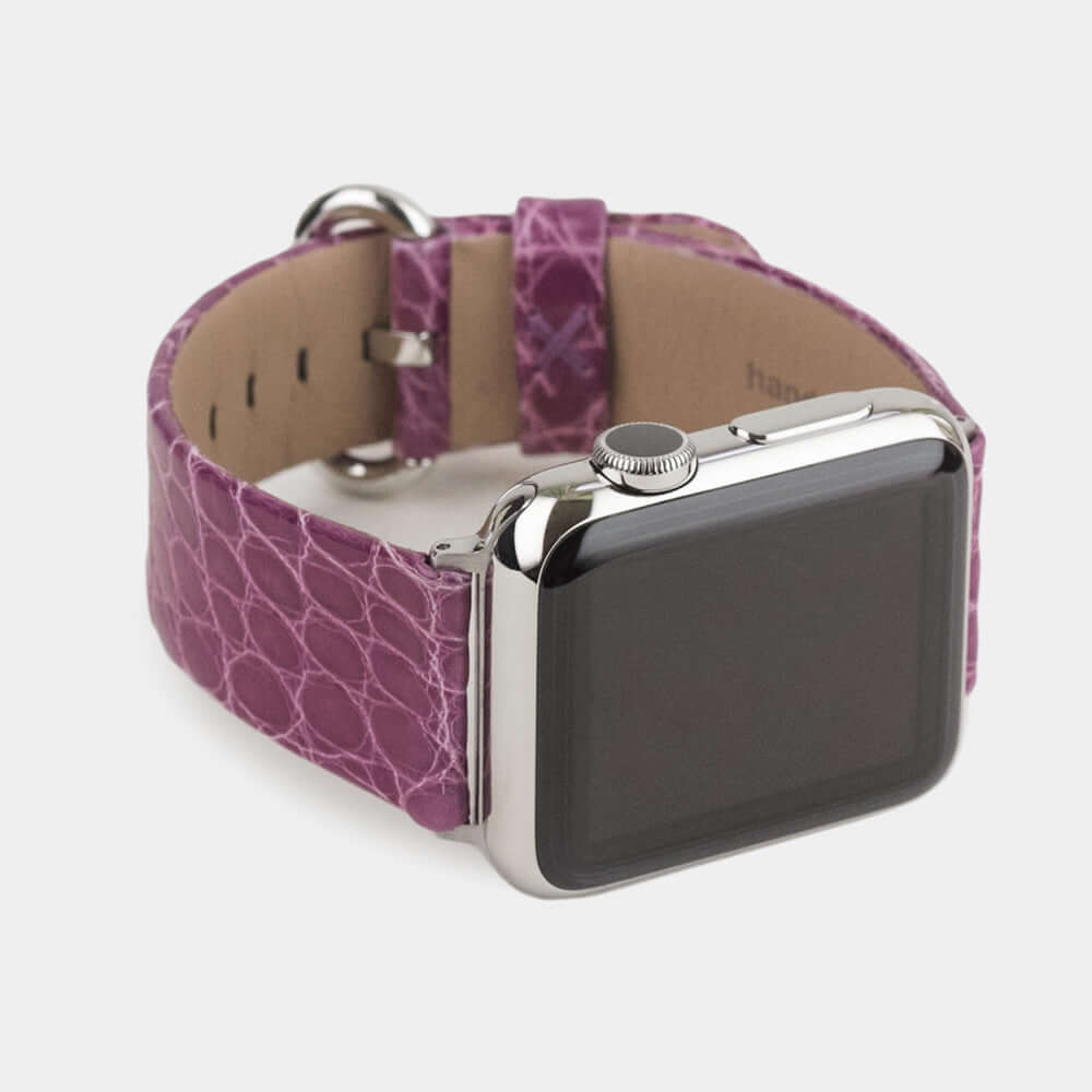 Correa para el Apple Watch 45/46 mm de piel de aligátor brillante en morado, con adaptadores y hebilla de acero | vista de 3/4 para ver el cuero del forro interior