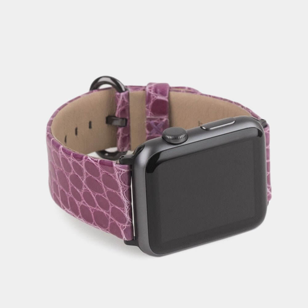 Correa para el Apple Watch 45/46 mm de piel de aligátor brillante en morado, con adaptadores y hebilla negros | vista de 3/4 para ver el cuero del forro interior