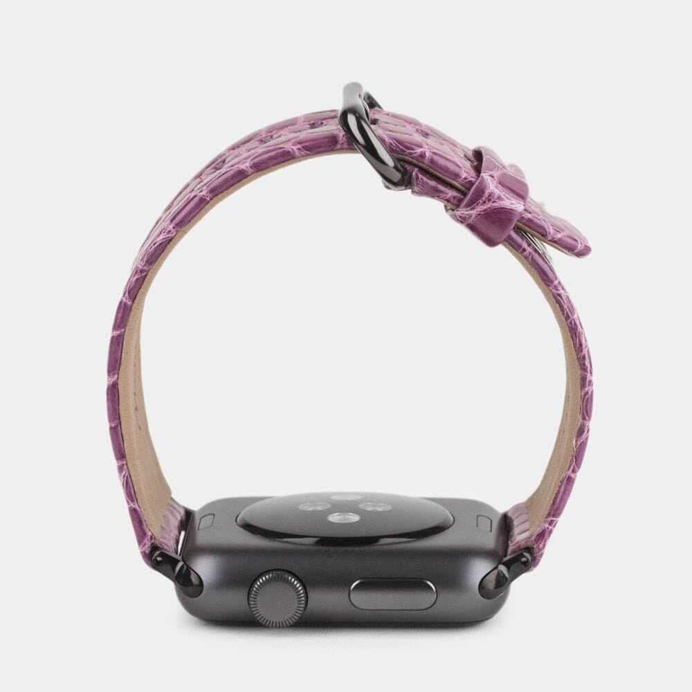 Correa para el Apple Watch 45/46 mm de piel de aligátor brillante en morado, con adaptadores y hebilla negros | caja del reloj abajo para ver la textura del cuero, el forro interior y la hebilla