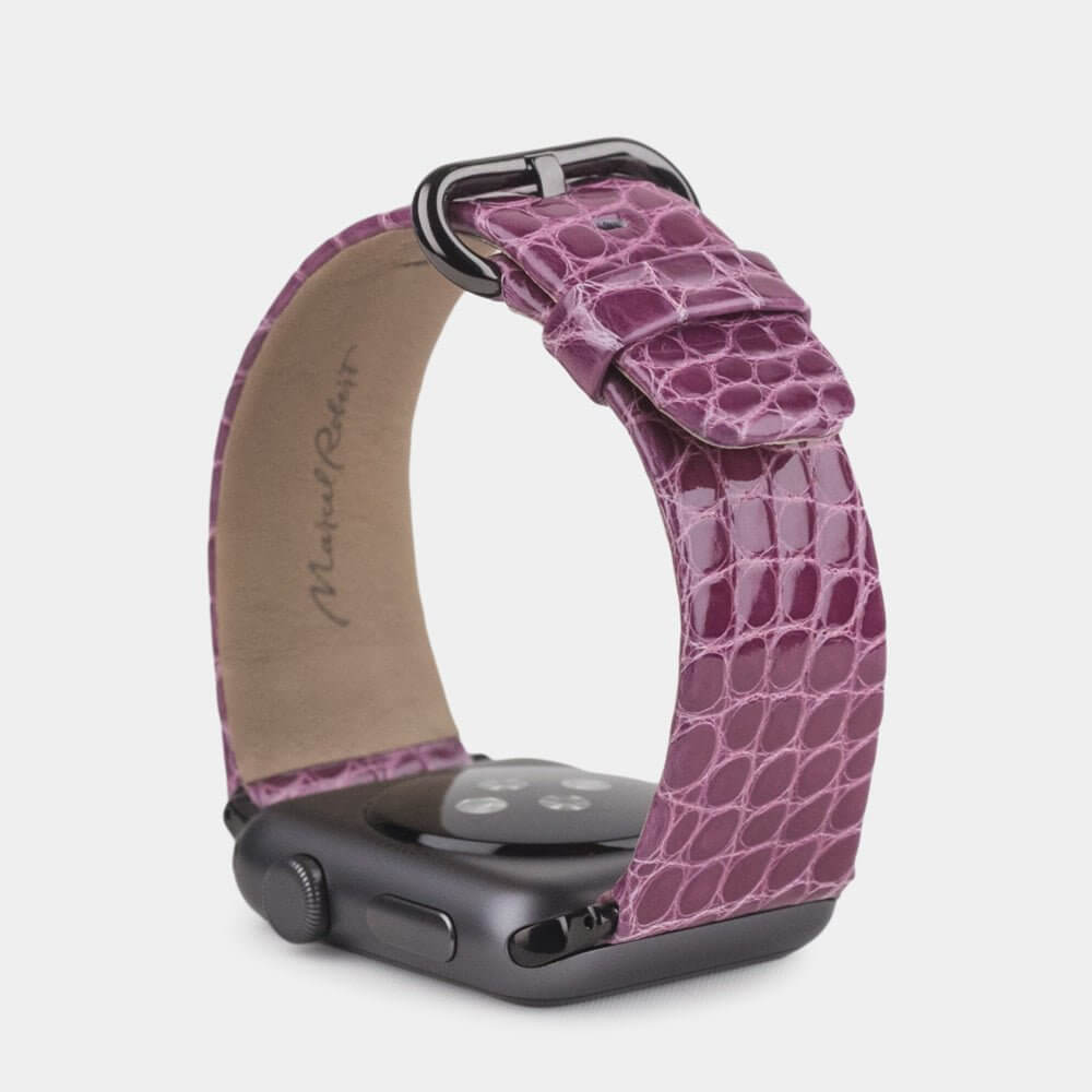 Correa para el Apple Watch 45/46 mm de piel de aligátor brillante en morado, con adaptadores y hebilla negros | vista de perfil completa para ver el grosor de la correa