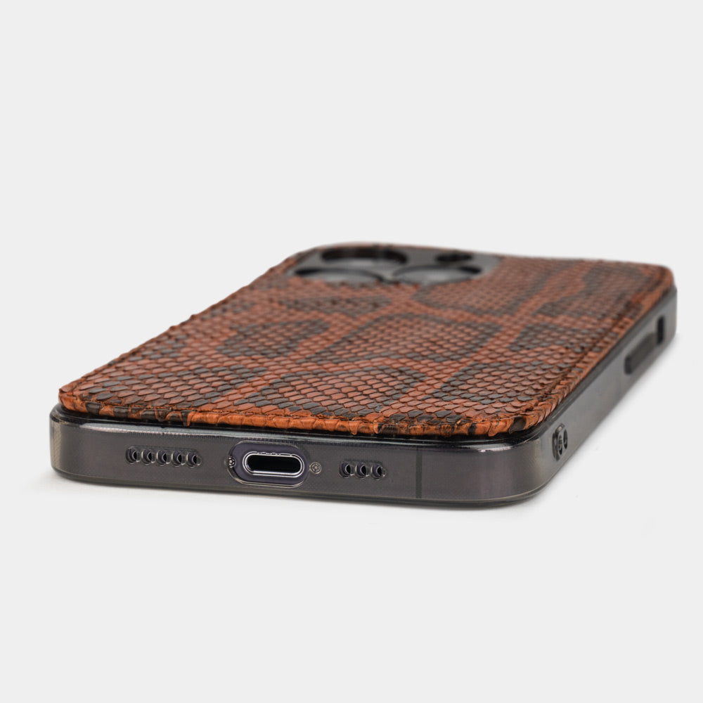 Gouden pythonleren hoesje voor iPhone 15 Pro – onderrand met de USB-C-poortopening en de precieze randafwerking