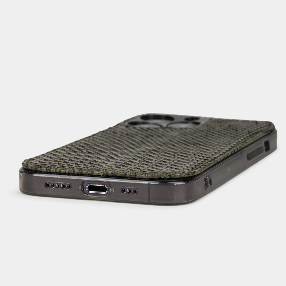 Groen pythonleren hoesje voor iPhone 15 Pro – onderrand met de USB-C-poortopening en de precieze randafwerking