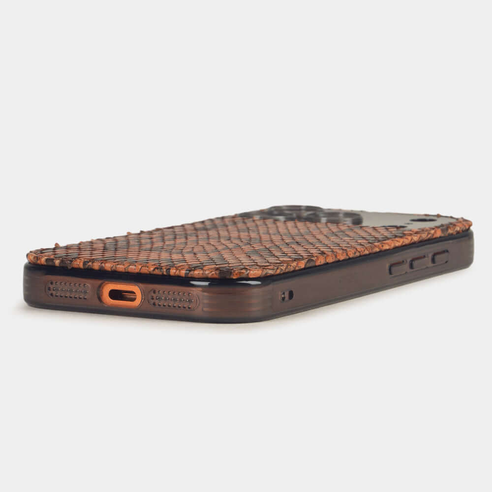 Gold Python Cover Case iPhone 17 Pro Max - flat side view displaying ultra-thin handcrafted design, USB-C port opening and precise edge finishing
