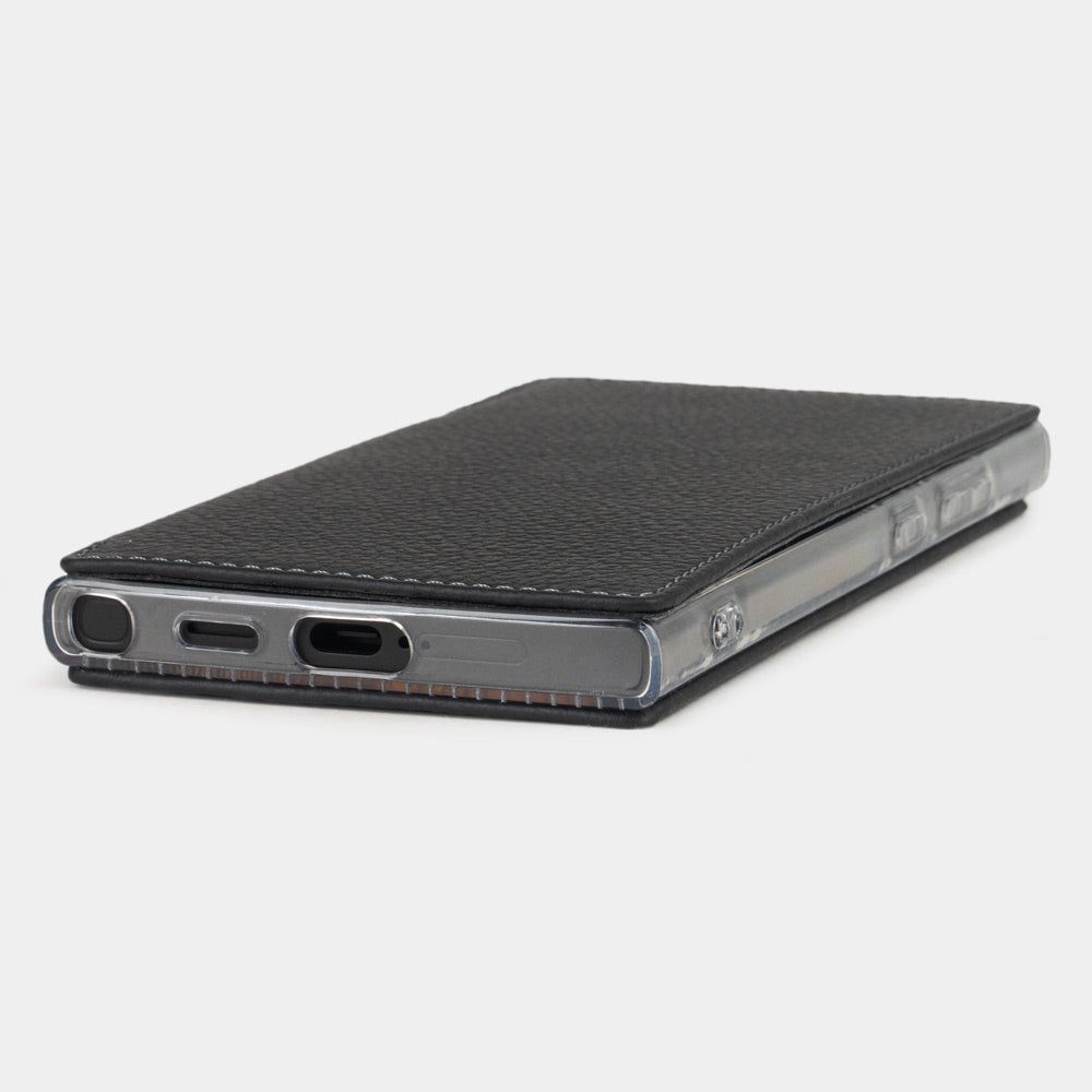 Kalfsleren walletcase Zwart voor Samsung Galaxy S24 Ultra – platte zijaanzicht met de USB-C-poortopening en hoe dun deze walletcase is