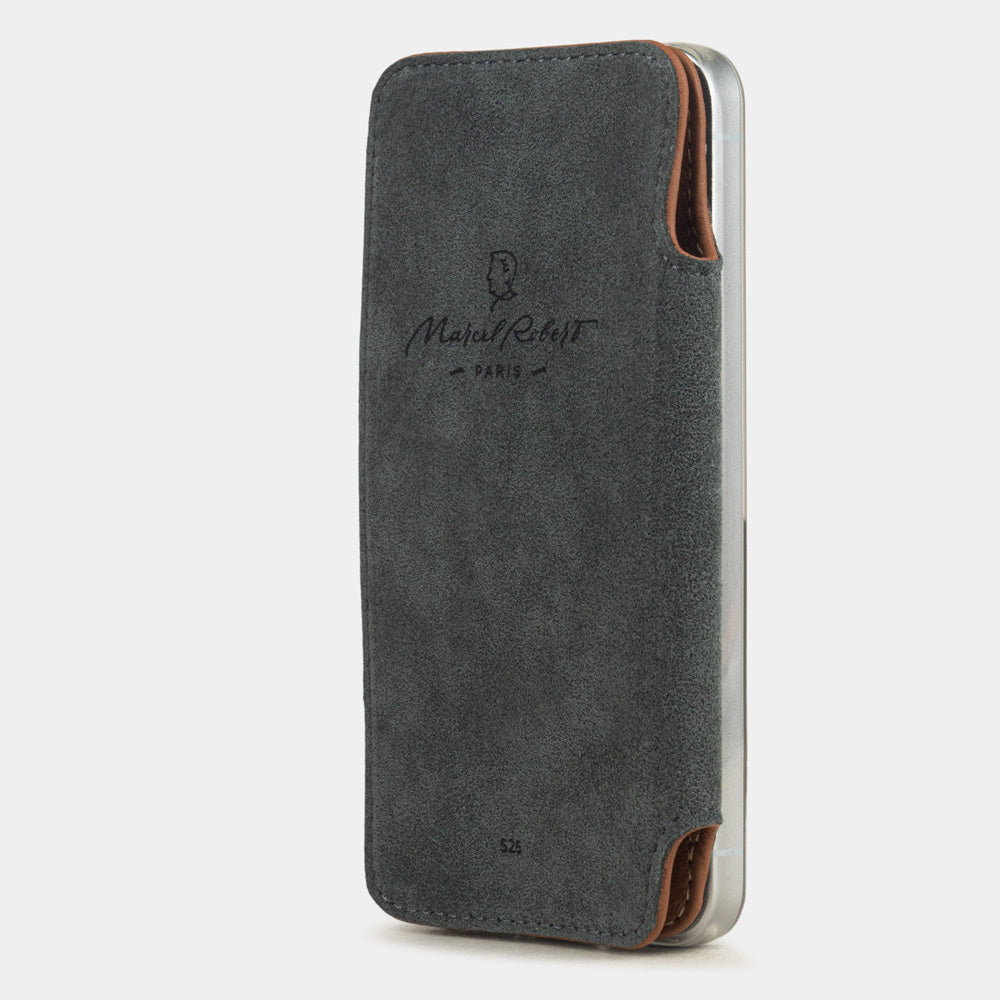Funda cartera de piel de becerro Oro para Samsung Galaxy S24 – panel folio plegado plano contra la parte trasera gracias a imanes integrados, mostrando el forro de Alcantara®