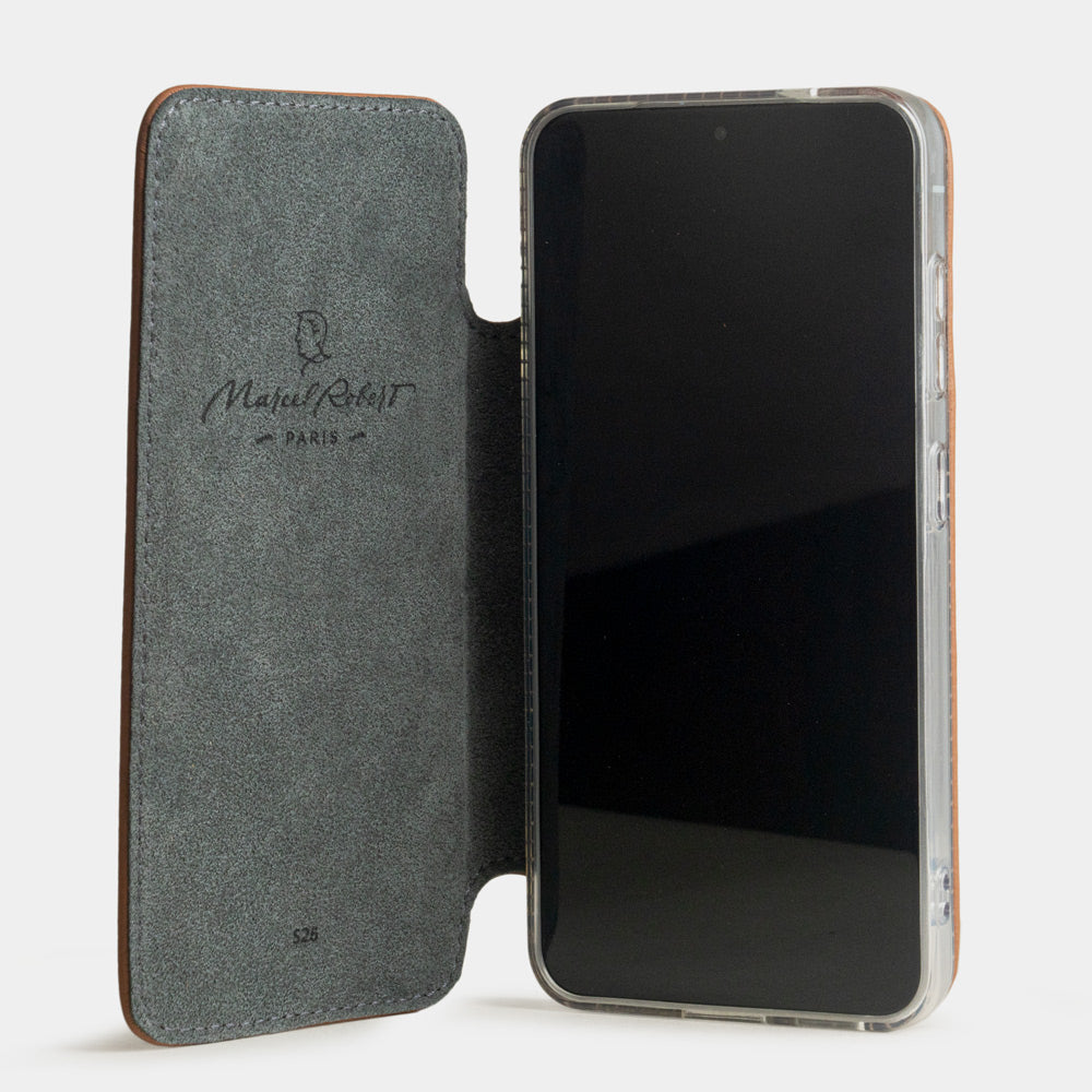 Funda cartera de piel de becerro Oro para Samsung Galaxy S24 – funda abierta plana, mostrando el forro interior protector de Alcantara®