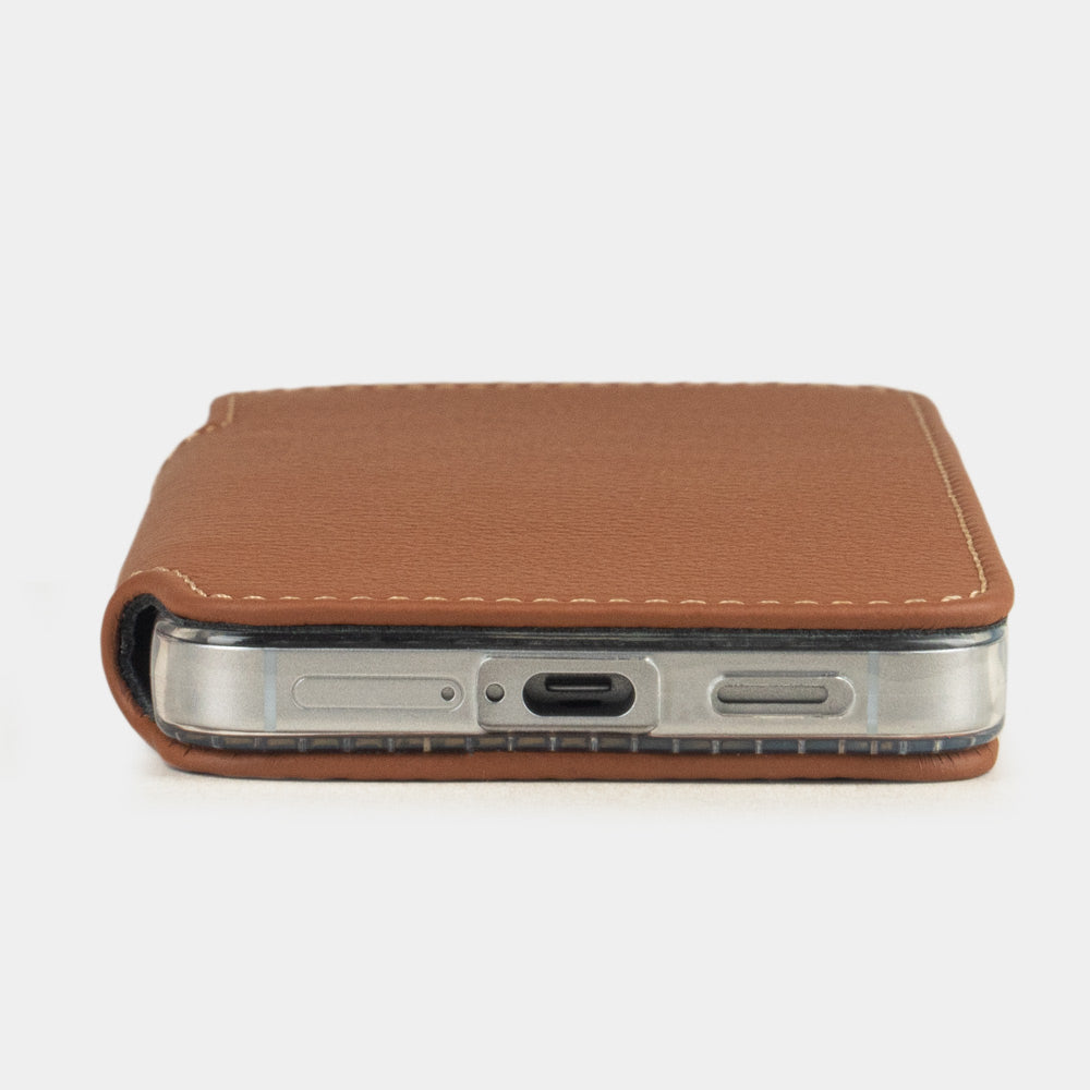 Funda cartera de piel de becerro Oro para Samsung Galaxy S24 – vista lateral plana con la abertura del puerto USB-C y lo fina que es esta funda cartera