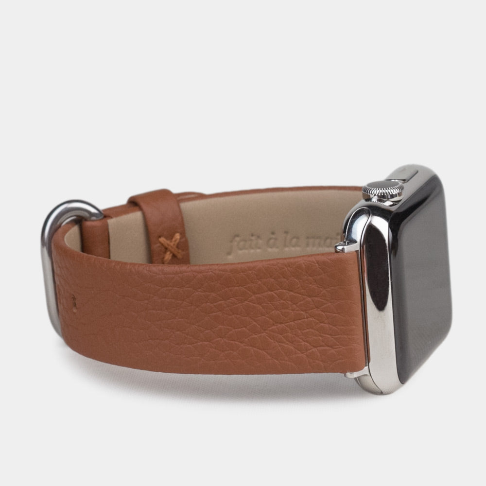 Armband für die Apple Watch 41/42 mm aus weichem genarbtem Kalbsleder in Gold, mit Adaptern und Schnalle aus Edelstahl | Nahaufnahme des Innenfutterleders und der Markenprägung
