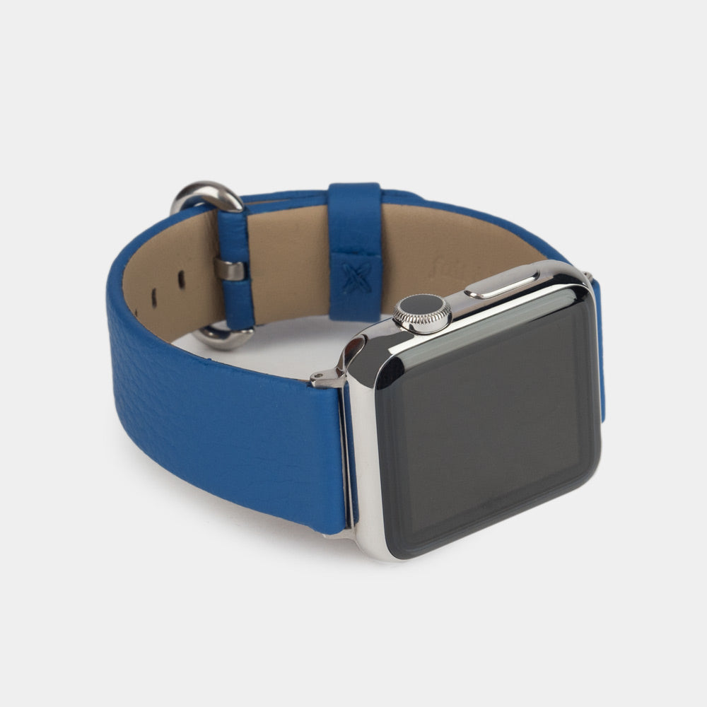 Armband für die Apple Watch 41/42 mm aus weichem genarbtem Kalbsleder in Königsblau, mit Adaptern und Schnalle aus Edelstahl | Seitenansicht, um die Ledernarbung besser zu erkennen