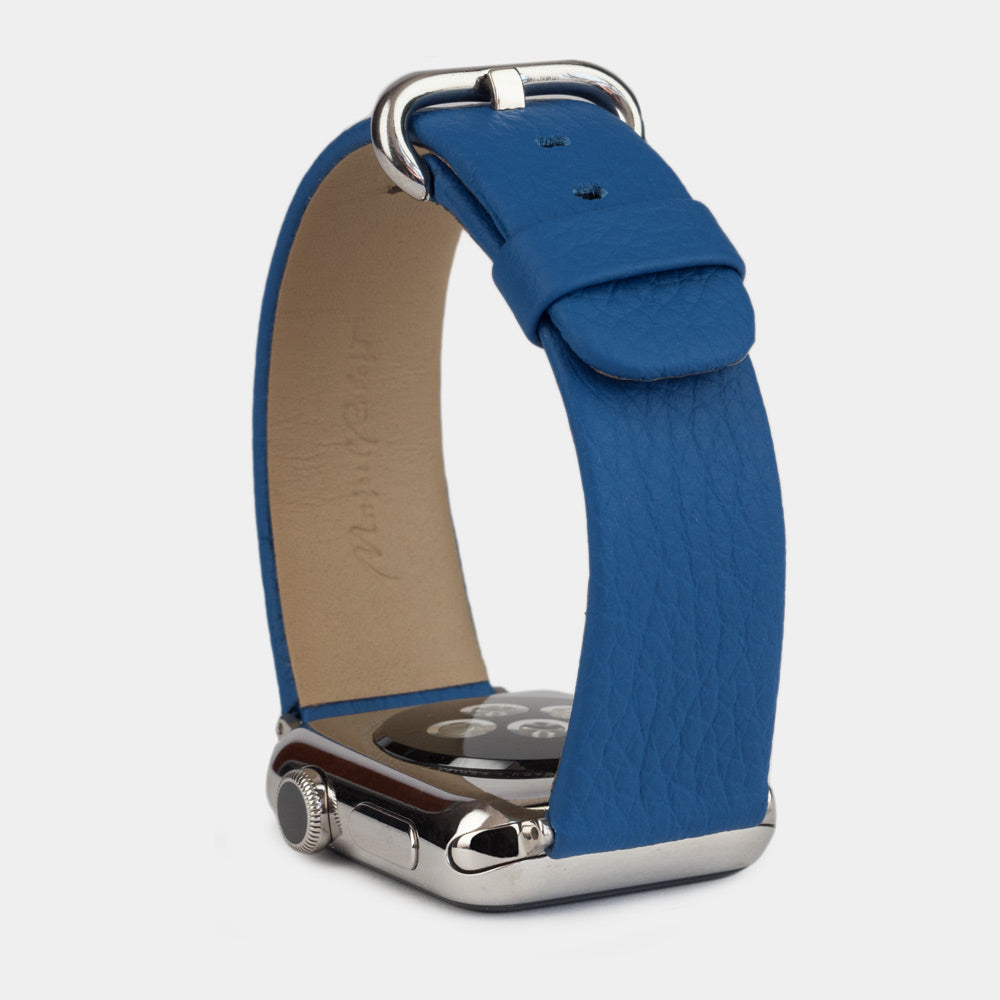 Armband für die Apple Watch 41/42 mm aus weichem genarbtem Kalbsleder in Königsblau, mit Adaptern und Schnalle aus Edelstahl | Nahaufnahme des Innenfutterleders und der Markenprägung