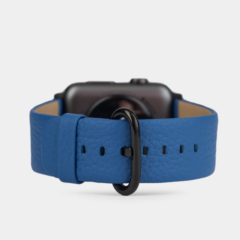 Armband für die Apple Watch 41/42 mm aus weichem genarbtem Kalbsleder in Königsblau, mit schwarzen Adaptern und Schnalle | Hauptansicht