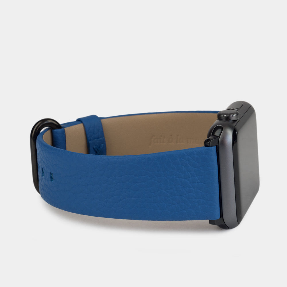 Armband für die Apple Watch 41/42 mm aus weichem genarbtem Kalbsleder in Königsblau, mit schwarzen Adaptern und Schnalle | 3/4-Ansicht des Innenfutters aus Leder