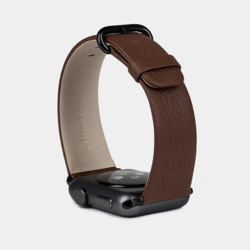 Armband für die Apple Watch 41/42 mm aus weichem genarbtem Kalbsleder in Braun, mit schwarzen Adaptern und Schnalle | vollständige Seitenansicht zur Ansicht der Armbandstärke