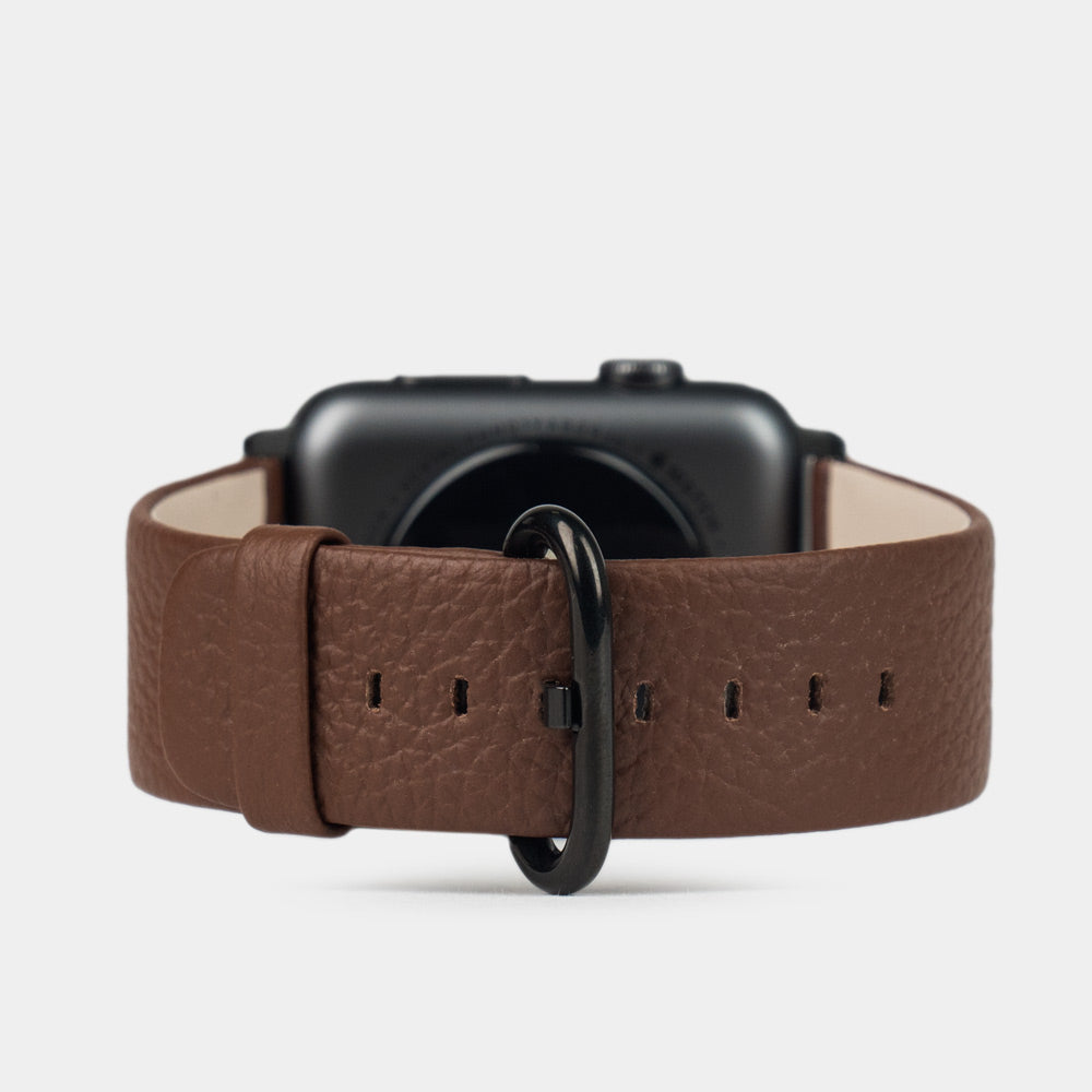 Armband für die Apple Watch 41/42 mm aus weichem genarbtem Kalbsleder in Braun, mit schwarzen Adaptern und Schnalle | Gehäuse unten, um Lederstruktur, Innenfutter und Schließe zu sehen