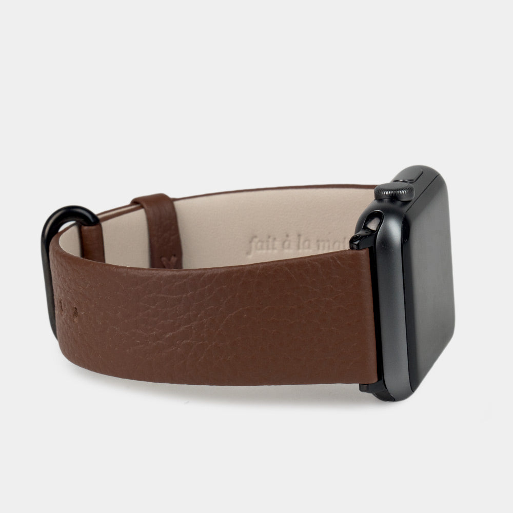 Armband für die Apple Watch 41/42 mm aus weichem genarbtem Kalbsleder in Braun, mit schwarzen Adaptern und Schnalle | 3/4-Ansicht des Innenfutters aus Leder