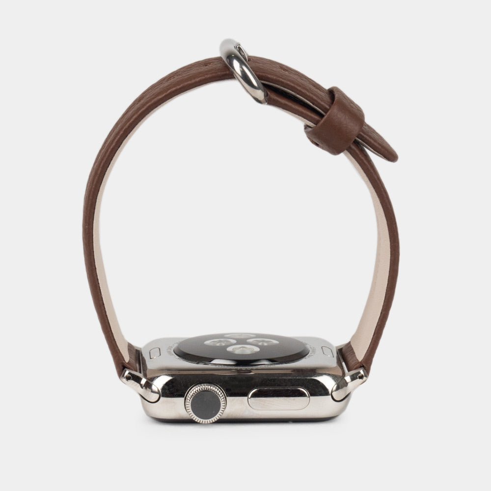 Armband für die Apple Watch 41/42 mm aus weichem genarbtem Kalbsleder in Braun, mit Adaptern und Schnalle aus Edelstahl | Gehäuse unten, um Lederstruktur, Innenfutter und Schließe zu sehen