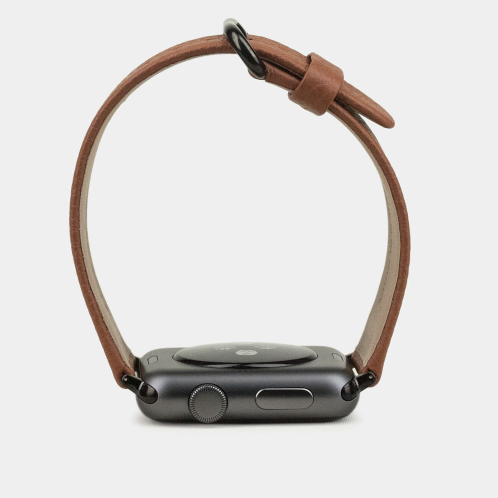 Armband für die Apple Watch 41/42 mm aus weichem genarbtem Kalbsleder in Gold, mit schwarzen Adaptern und Schnalle | Seitenansicht, um die Ledernarbung besser zu erkennen