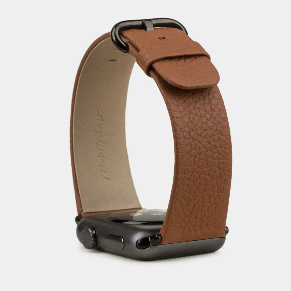Armband für die Apple Watch 41/42 mm aus weichem genarbtem Kalbsleder in Gold, mit schwarzen Adaptern und Schnalle | Vorderansicht des um das Gehäuse geschlungenen Armbands