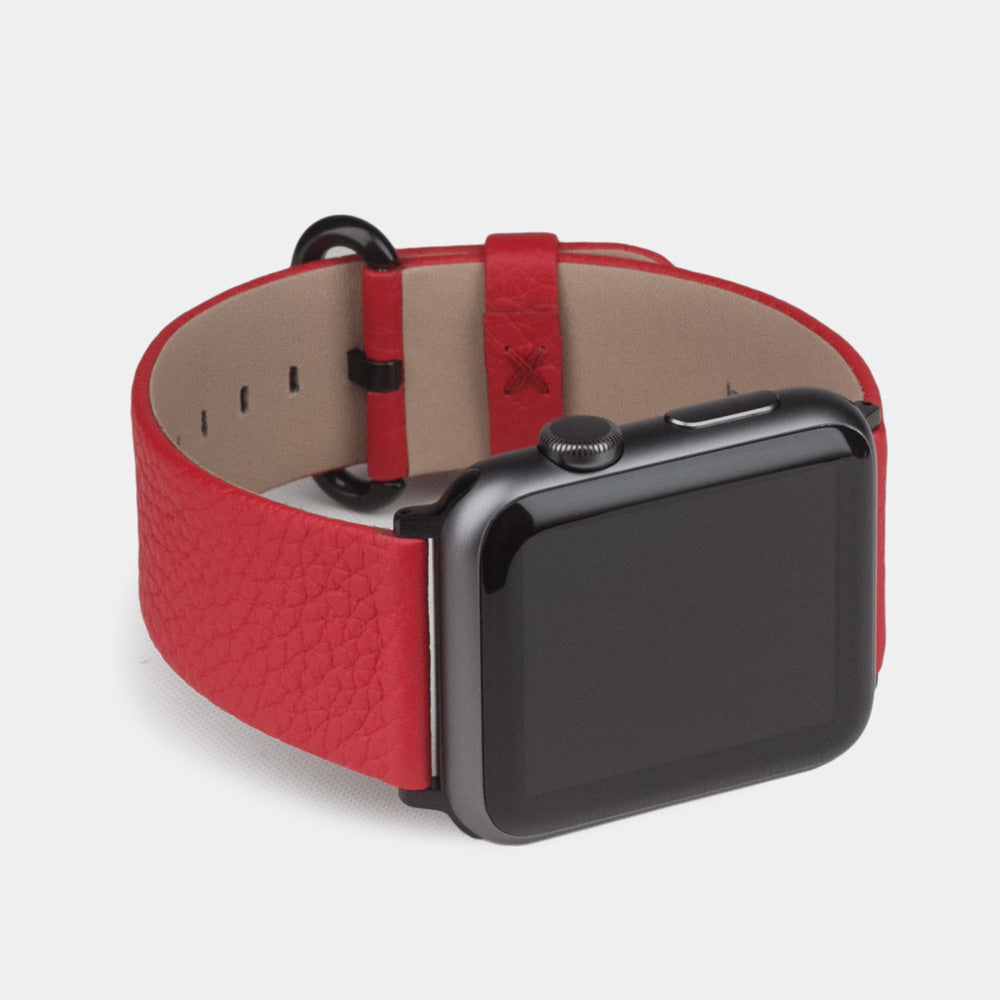 Armband für die Apple Watch 41/42 mm aus weichem genarbtem Kalbsleder in Rot, mit schwarzen Adaptern und Schnalle | Seitenansicht, um die Ledernarbung besser zu erkennen