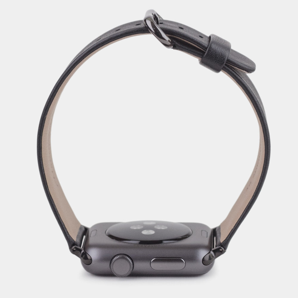 Cinturino per Apple Watch 45/46 mm in pelle di vitello liscia color nero, con adattatori e fibbia neri | vista di profilo completa per vedere lo spessore del cinturino