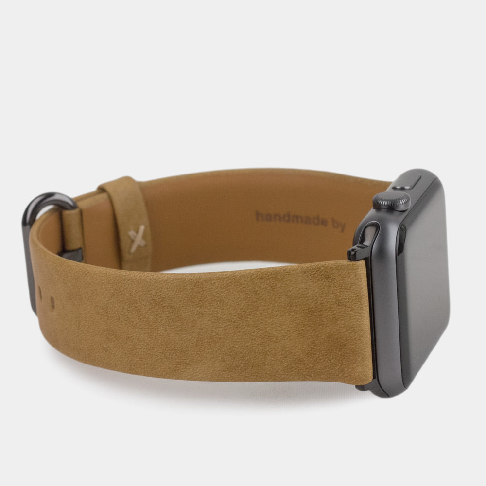 Cinturino per Apple Watch 45/46 mm in pelle di vitello liscia color vintage, con adattatori e fibbia neri | vista di 3/4 per vedere la pelle della fodera interna