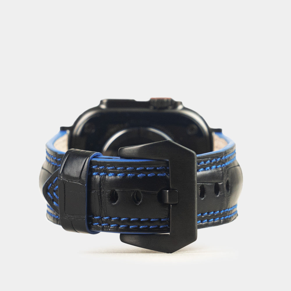 Apple Watch Ultra 49 mm aus schwarzem Alligatorleder, Naht und Kante in Blau, mit schwarzen Adaptern und Schnalle | Hauptbild