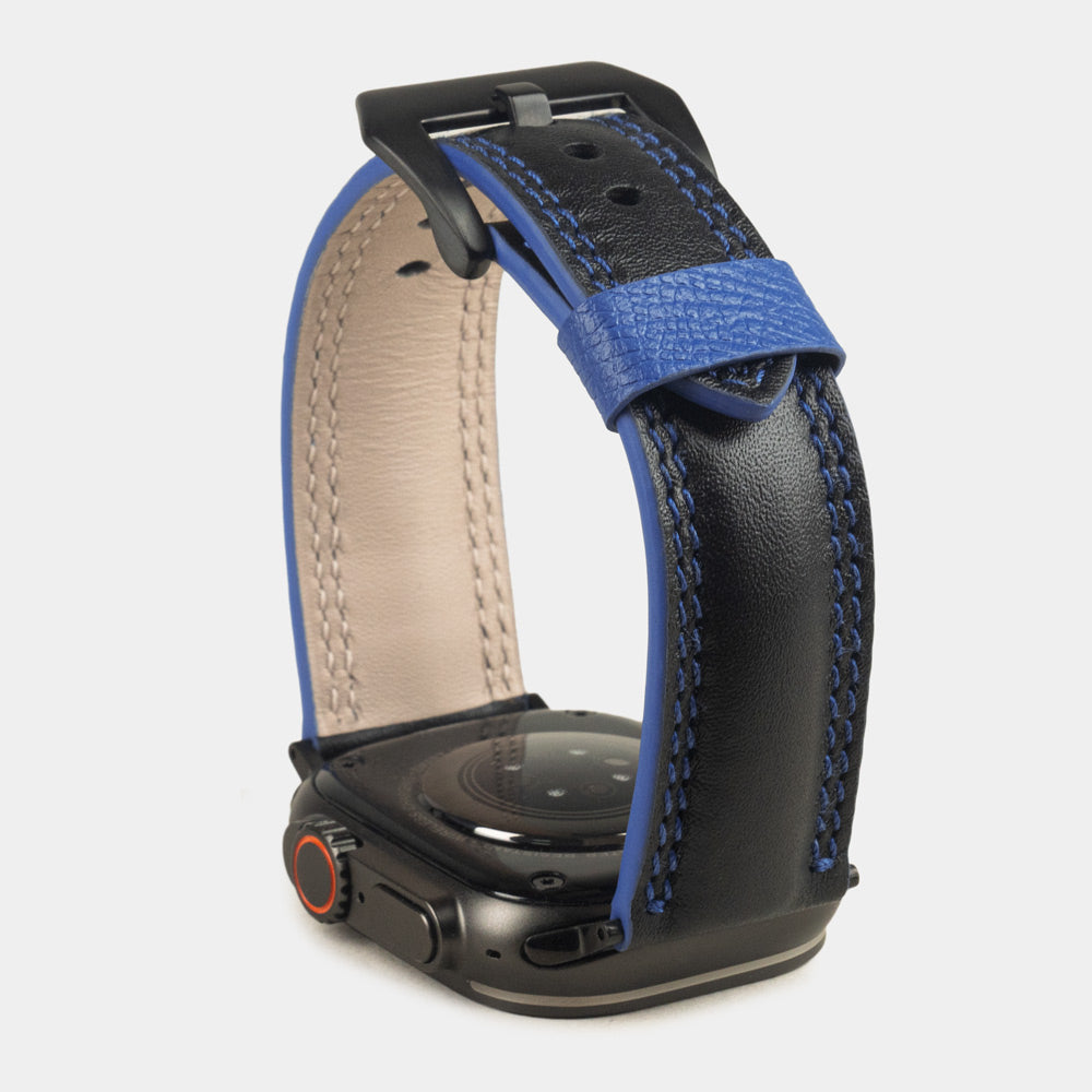 Bracelet homme Apple Watch Ultra 49 mm en cuir de veau lisse noir à tranche bleue et ses adaptateurs couleur noire - vue de la tranche bleue du bracelet
