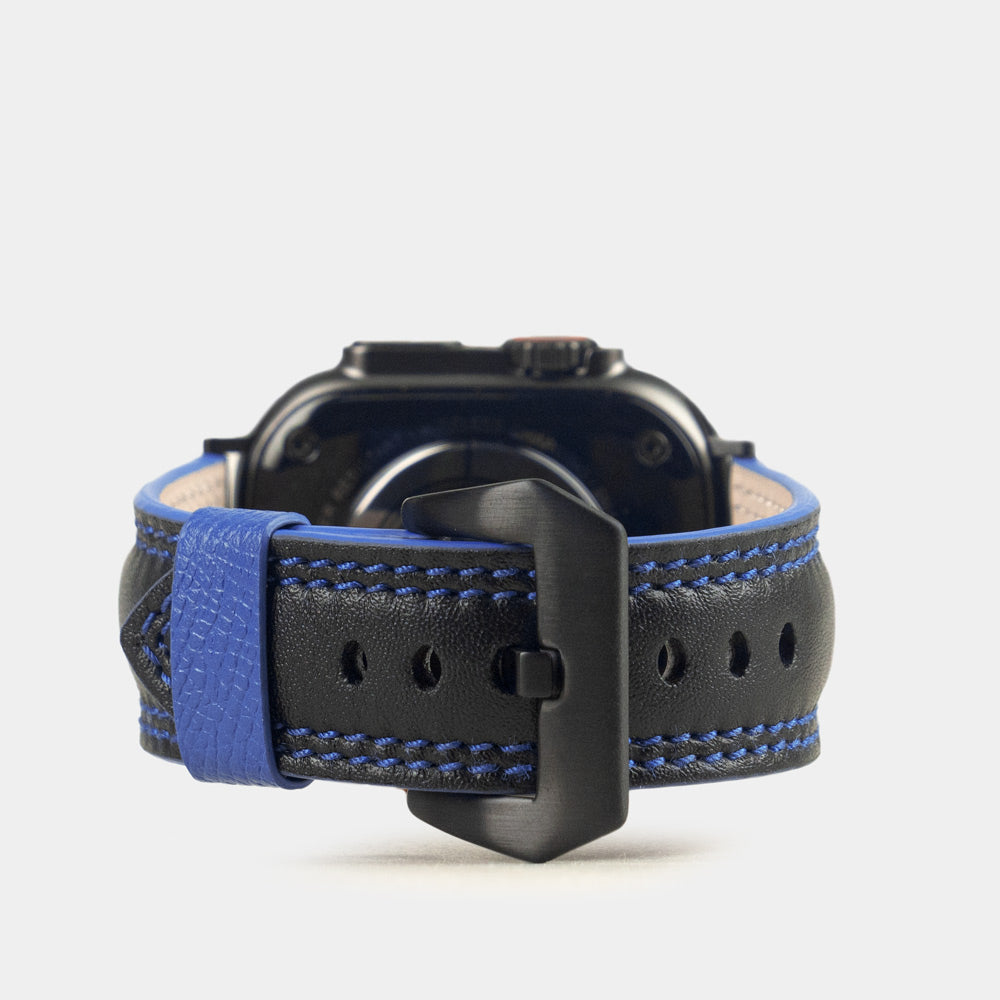 Bracelet homme Apple Watch Ultra 49 mm en cuir de veau lisse noir à tranche bleue et ses adaptateurs couleur noire - vue principale