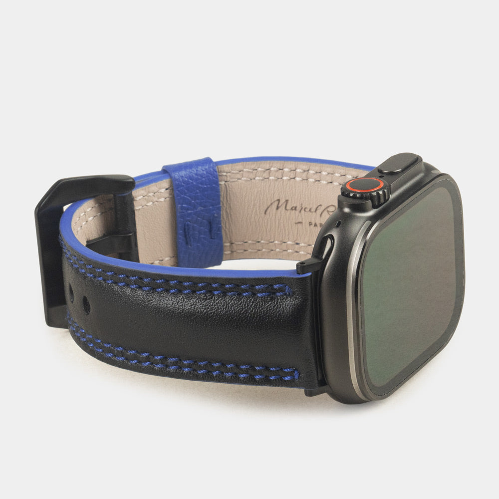 Bracelet homme Apple Watch Ultra 49 mm en cuir de veau lisse noir à tranche bleue et ses adaptateurs couleur noire - vue de profil 3/4