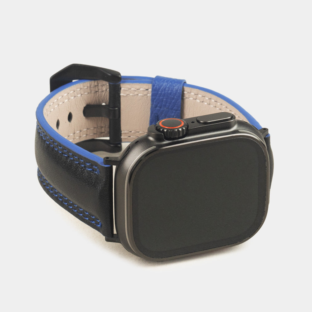 Bracelet homme Apple Watch Ultra 49 mm en cuir de veau lisse noir à tranche bleue et ses adaptateurs couleur noire - vue de face du cadran