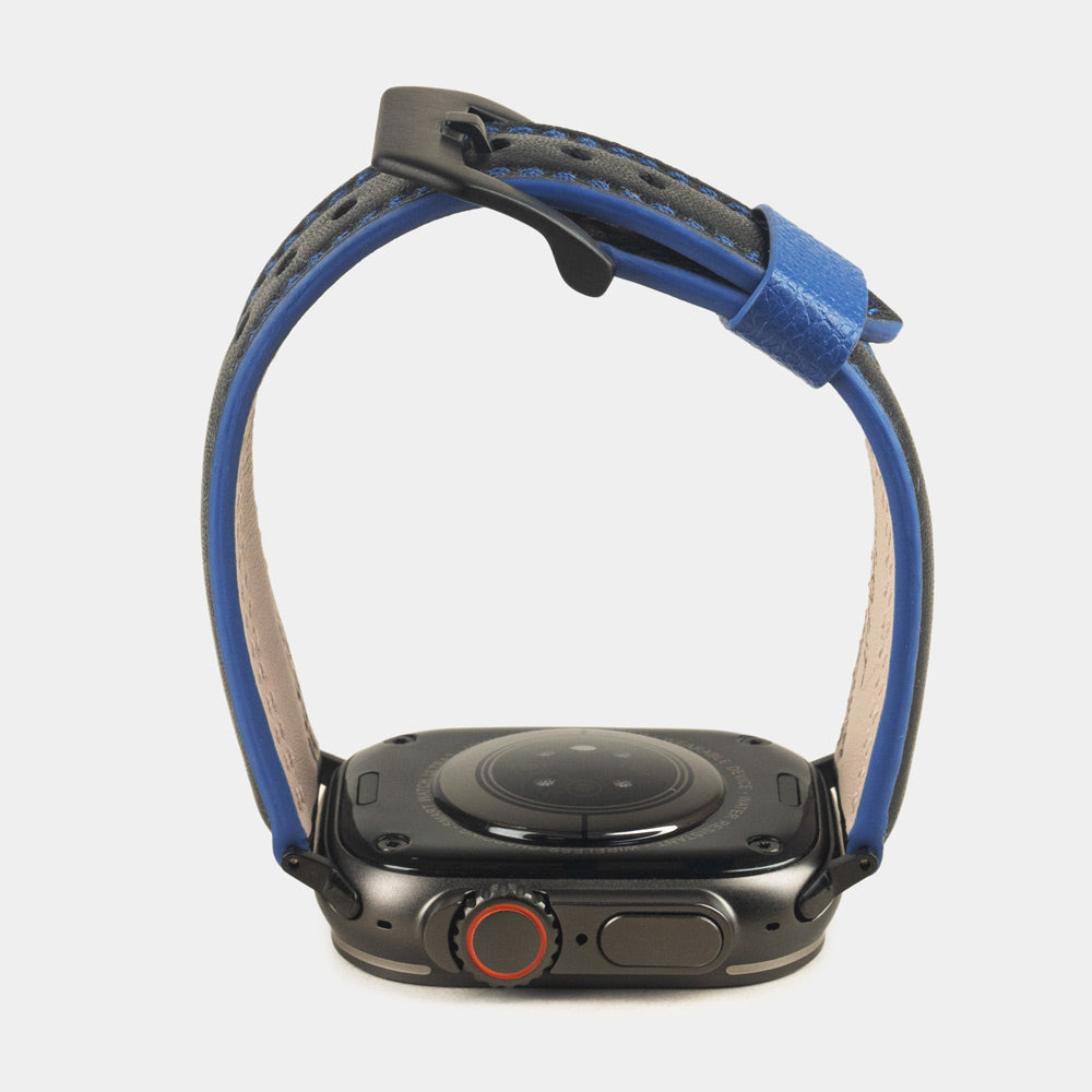 Bracelet homme Apple Watch Ultra 49 mm en cuir de veau lisse noir à tranche bleue et ses adaptateurs couleur noire - vue de la doublure intérieure en cuir