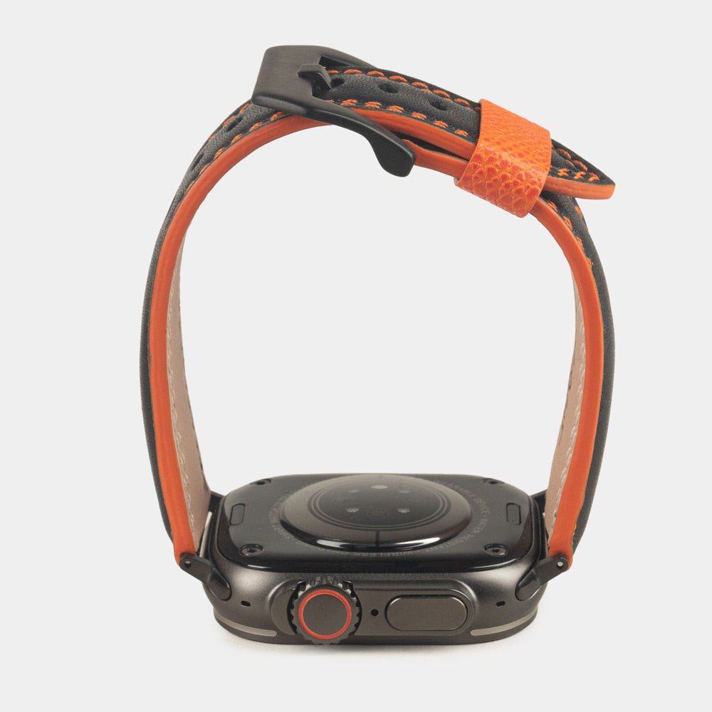Bracelet homme Apple Watch Ultra 49 mm en cuir de veau lisse noir à tranche orange et ses adaptateurs couleur noire - vue de la tranche orange du bracelet