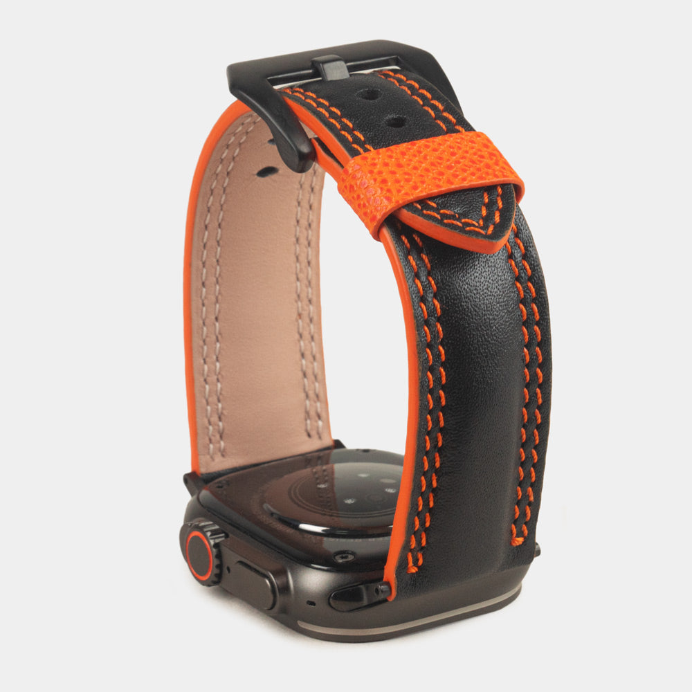 Bracelet homme Apple Watch Ultra 49 mm en cuir de veau lisse noir à tranche orange et ses adaptateurs couleur noire - vue de la doublure intérieure en cuir