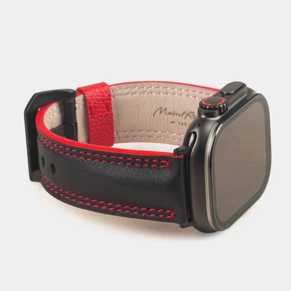 Bracelet homme Apple Watch Ultra 49 mm en cuir de veau lisse noir à tranche rouge et ses adaptateurs couleur noire - vue de profil 3/4