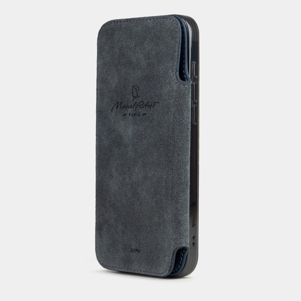 cover folio iPhone 17e & 16e pelle di vitello blue – vista interna con fodera Alcantara grigia e chiusura magnetica, prevista per proteggere lo schermo