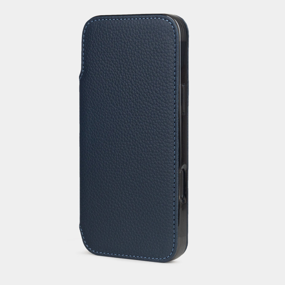 cover folio iPhone 17e & 16e pelle di vitello blue – vista verticale chiusa che valorizza l'aletta frontale magnetica che protegge completamente lo schermo, silhouette elegante