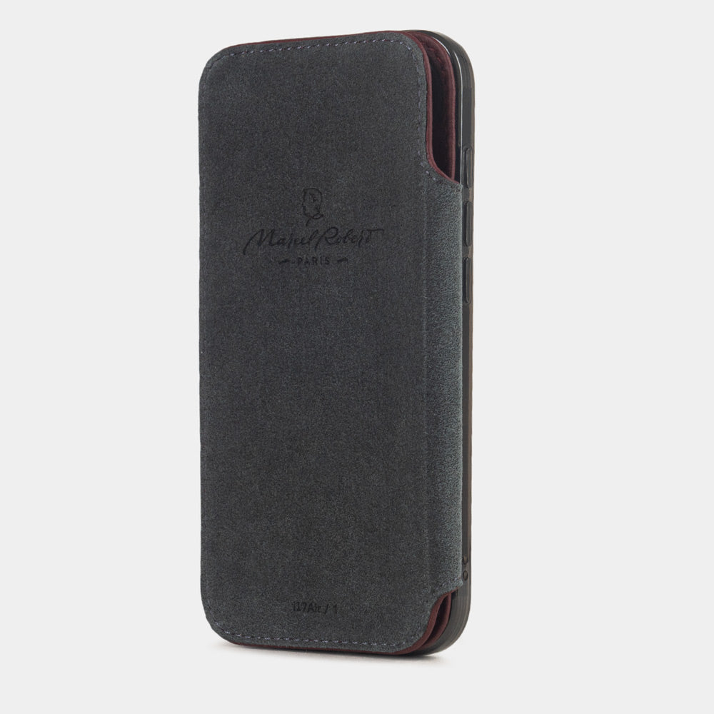 cover folio iPhone 17e & 16e pelle di vitello bordeaux – vista interna con fodera Alcantara grigia e chiusura magnetica, prevista per proteggere lo schermo
