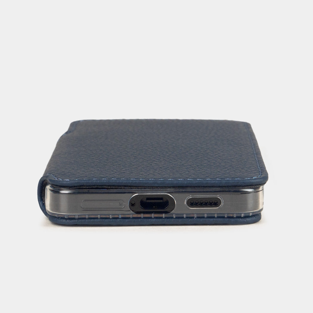 Funda cartera de piel de becerro Azul para Samsung Galaxy S24 – vista lateral plana con la abertura del puerto USB-C y lo fina que es esta funda cartera