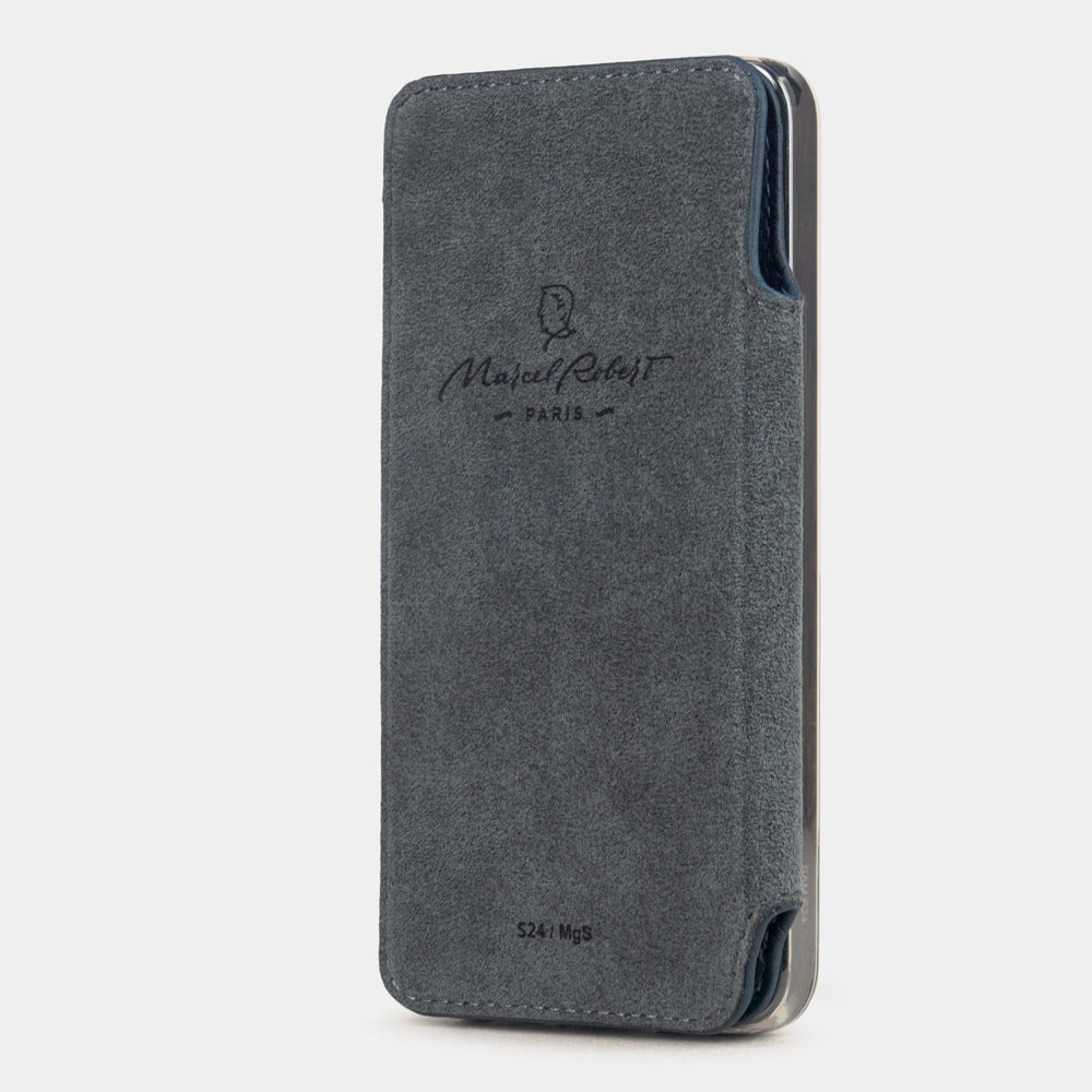 Funda cartera de piel de becerro Azul para Samsung Galaxy S24 – panel folio plegado plano contra la parte trasera gracias a imanes integrados, mostrando el forro de Alcantara®