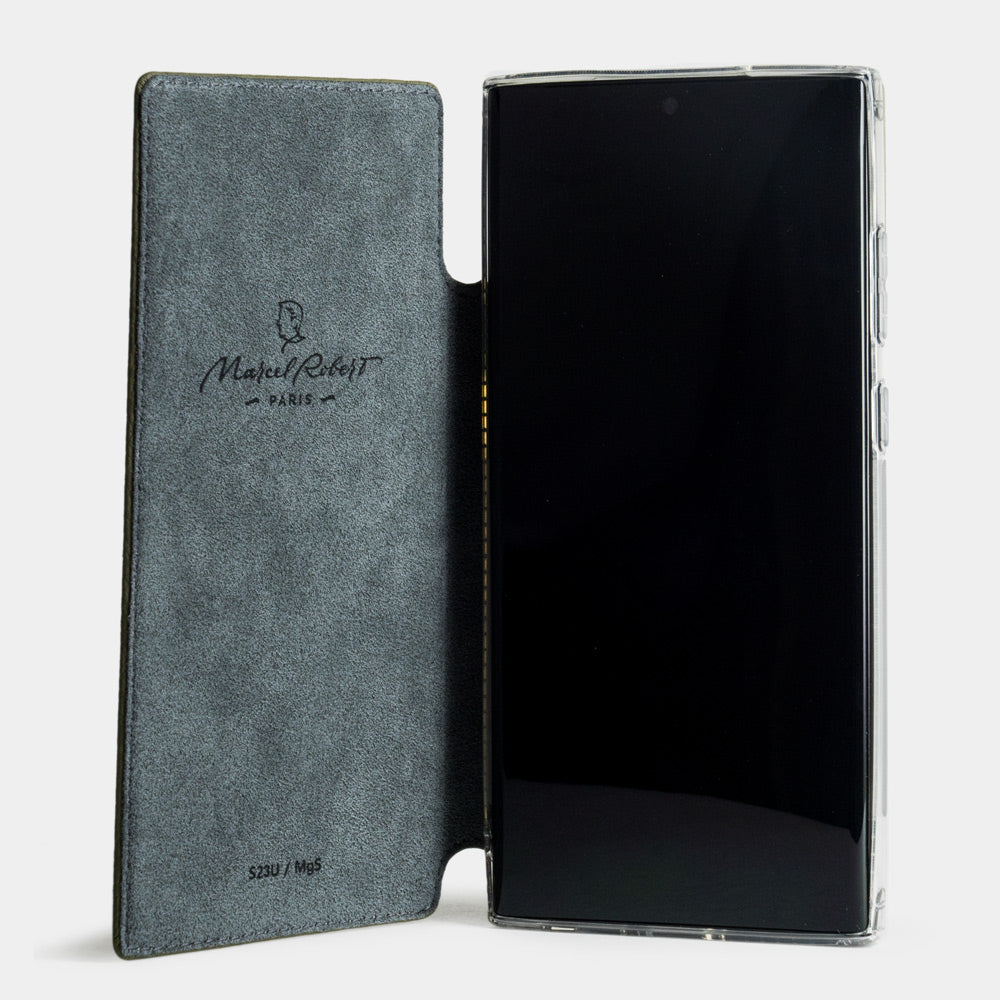 Kalfsleren walletcase Groen voor Samsung Galaxy S24 Ultra – hoesje plat geopend, met zichtbare beschermende Alcantara®-binnenvoering