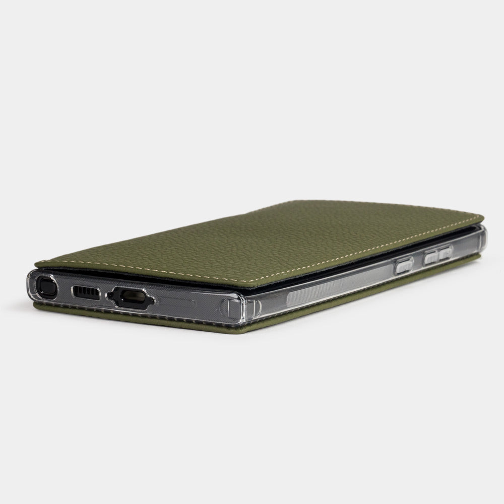 Kalfsleren walletcase Groen voor Samsung Galaxy S24 Ultra – platte zijaanzicht met de USB-C-poortopening en hoe dun deze walletcase is