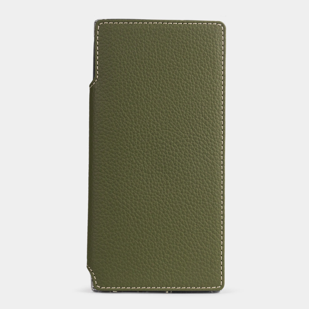 Kalfsleren walletcase Groen voor Samsung Galaxy S24 Ultra – vooraanzicht van het gesloten folio-paneel, met de gladde leerstructuur en randstiksels