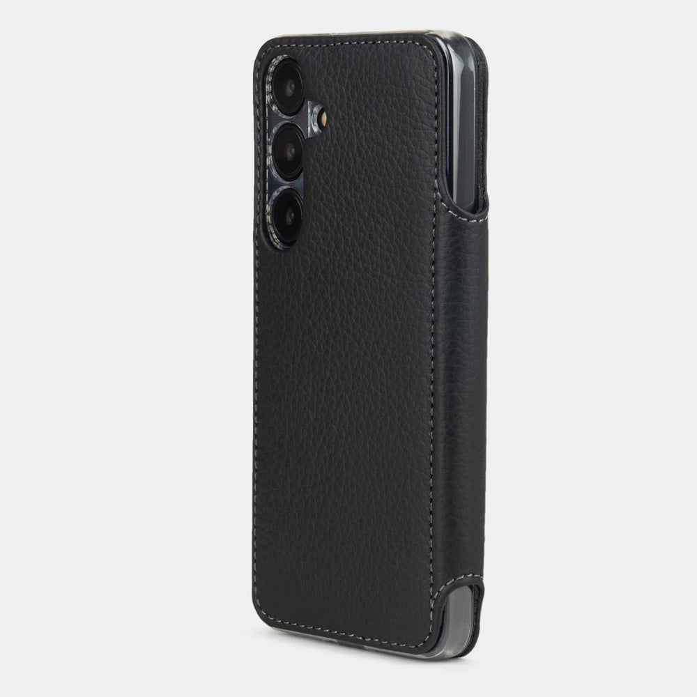 Rückansicht der Samsung S24 Plus schwarzen Leder-Folio-Hülle, Kameraaussparung zeigt, wie effizient die Kameralinsen geschützt sind