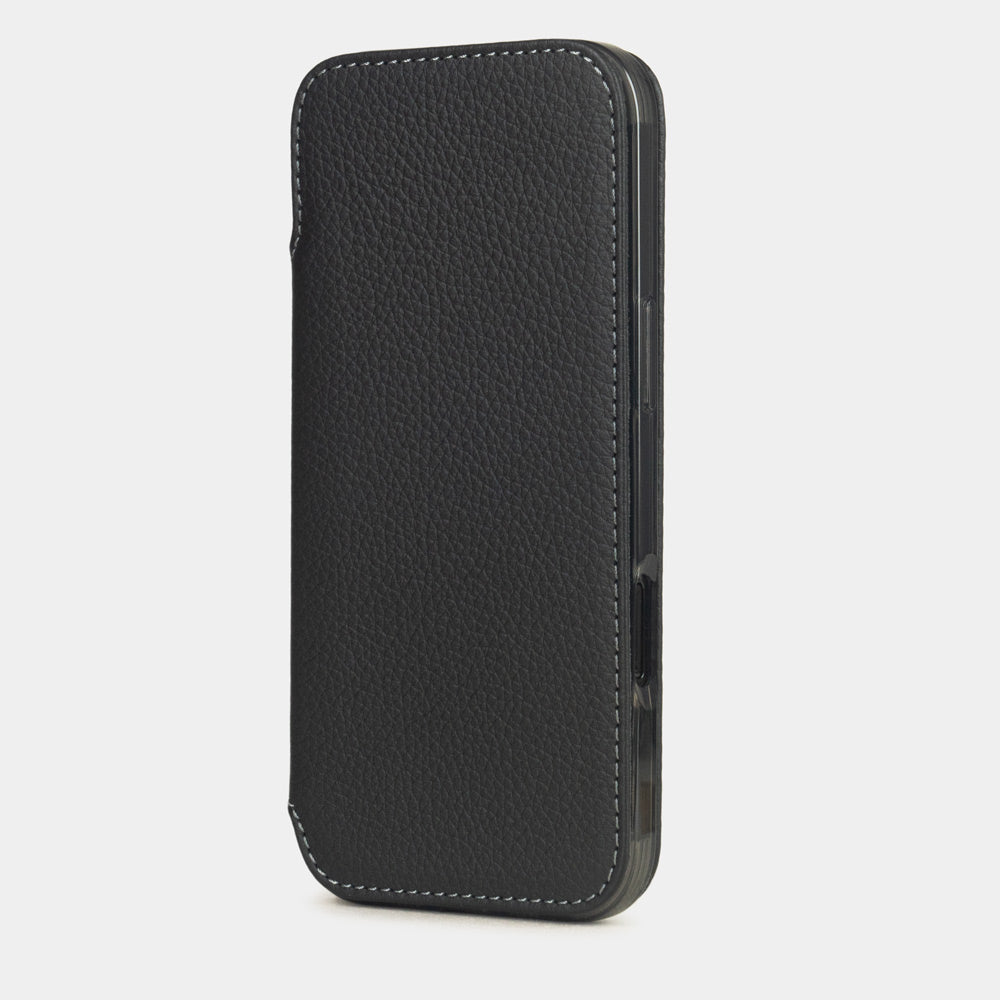 cover folio iPhone 17e & 16e pelle di vitello black – vista verticale chiusa che valorizza l'aletta frontale magnetica che protegge completamente lo schermo, silhouette elegante