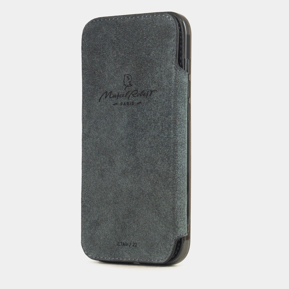 cover folio iPhone 17e & 16e pelle di vitello black – vista interna con fodera Alcantara grigia e chiusura magnetica, prevista per proteggere lo schermo