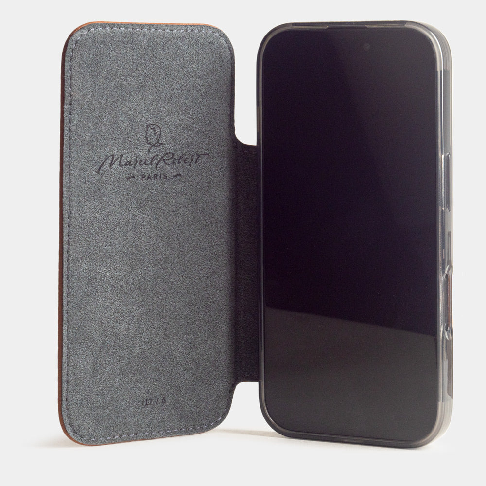 cover folio iPhone 17e & 16e pelle di vitello gold – custodia con fodera Alcantara grigia, mostrata aperta sullo smartphone