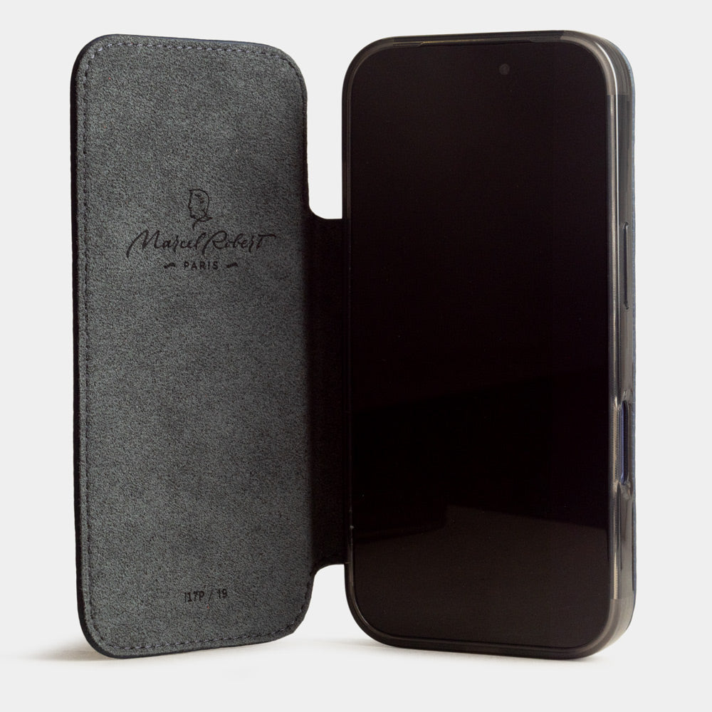cover folio iPhone 17e & 16e pelle di vitello blue – custodia con fodera Alcantara grigia, mostrata aperta sullo smartphone