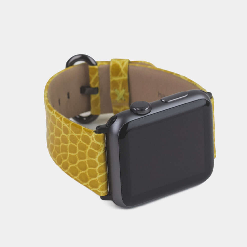 Correa para el Apple Watch 45/46 mm de piel de aligátor brillante en amarillo, con adaptadores y hebilla negros | vista de 3/4 para ver el cuero del forro interior