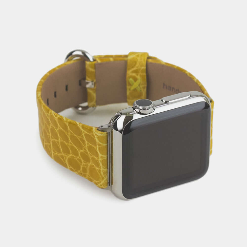 Correa para el Apple Watch 45/46 mm de piel de aligátor brillante en amarillo, con adaptadores y hebilla de acero | vista de 3/4 para ver el cuero del forro interior